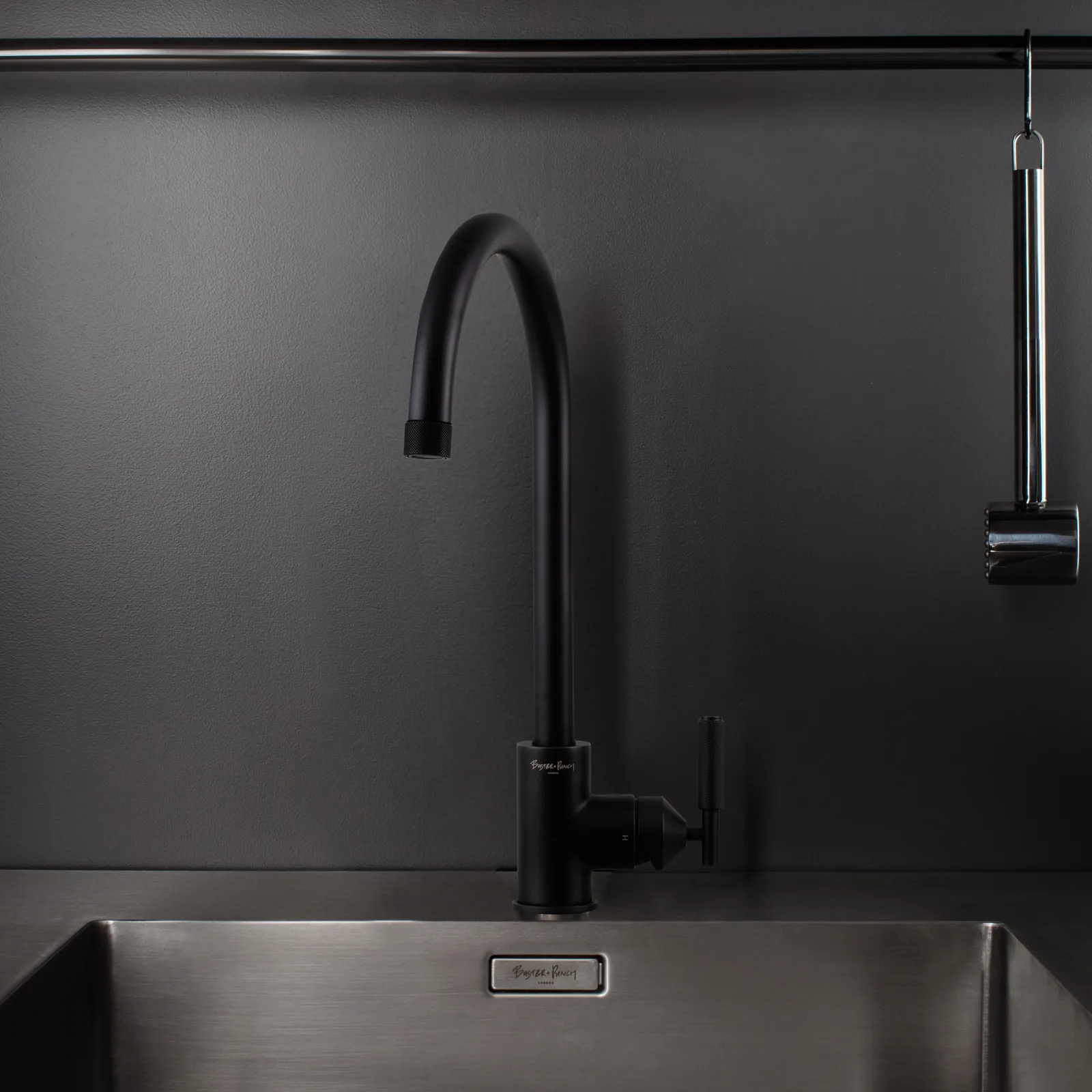 EU kitchen tap, pull-out mixer, Cross, Welders Black