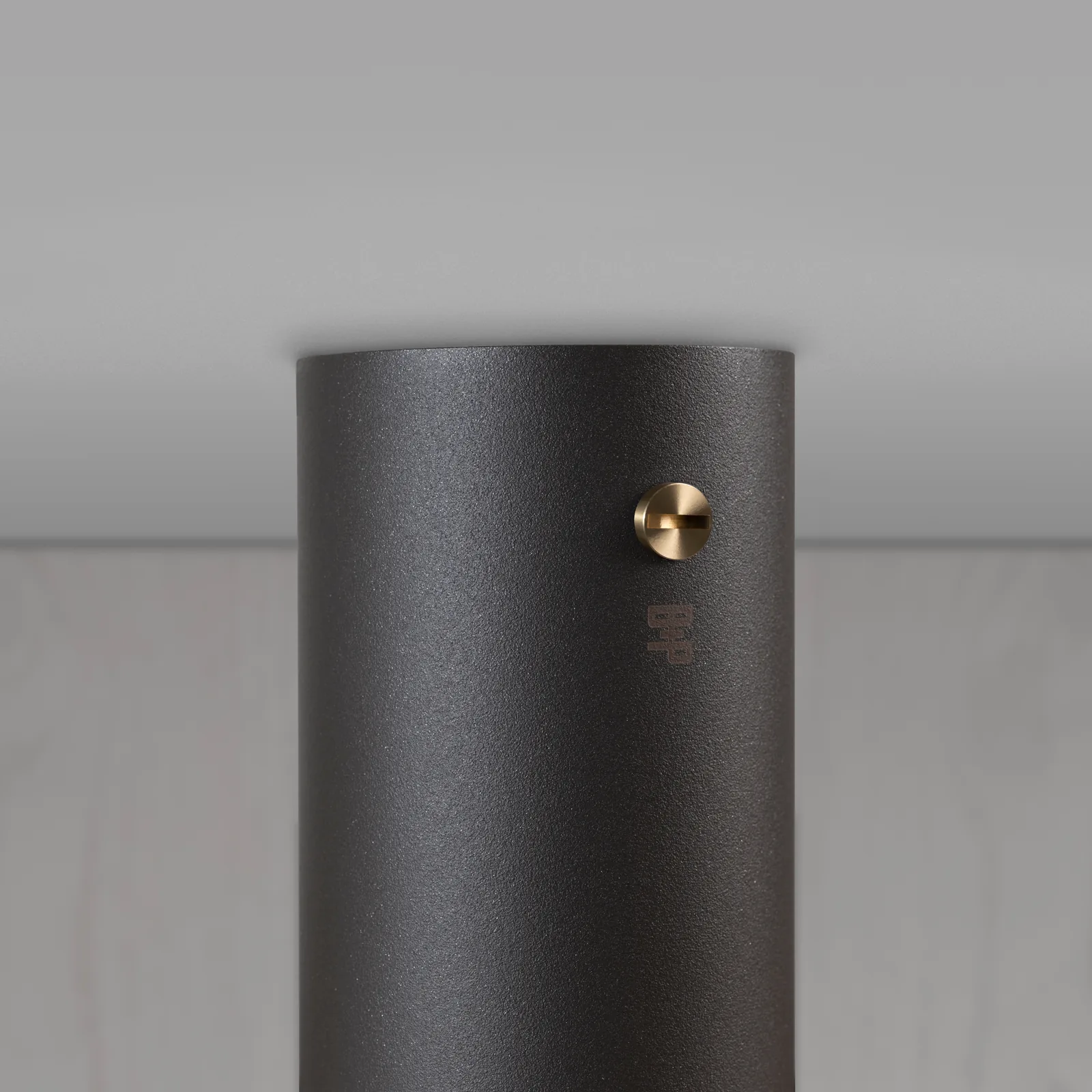 Exhaust surface, Cross, Graphite / Brass