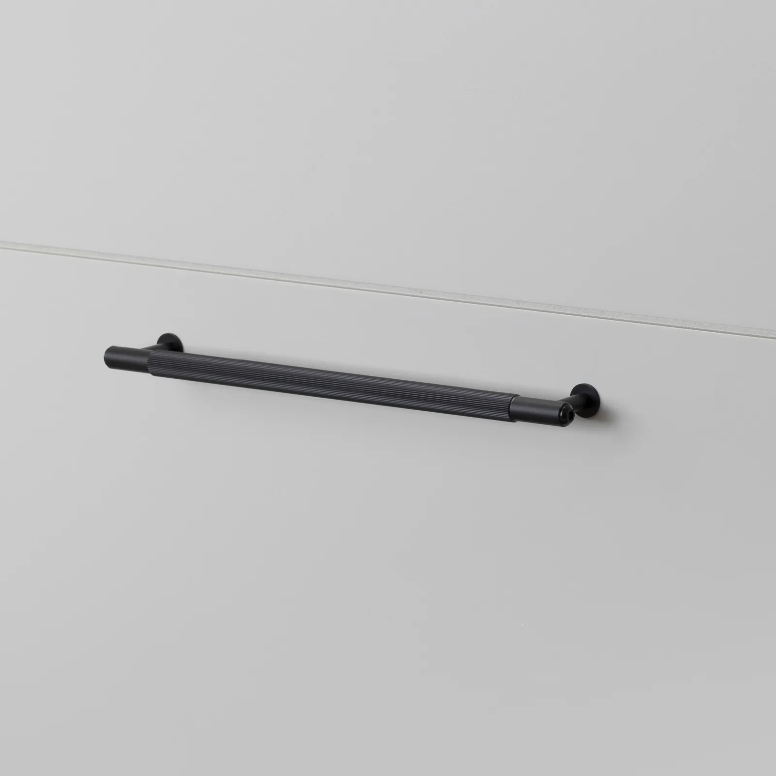 Pull bar, Linear, Medium, Black