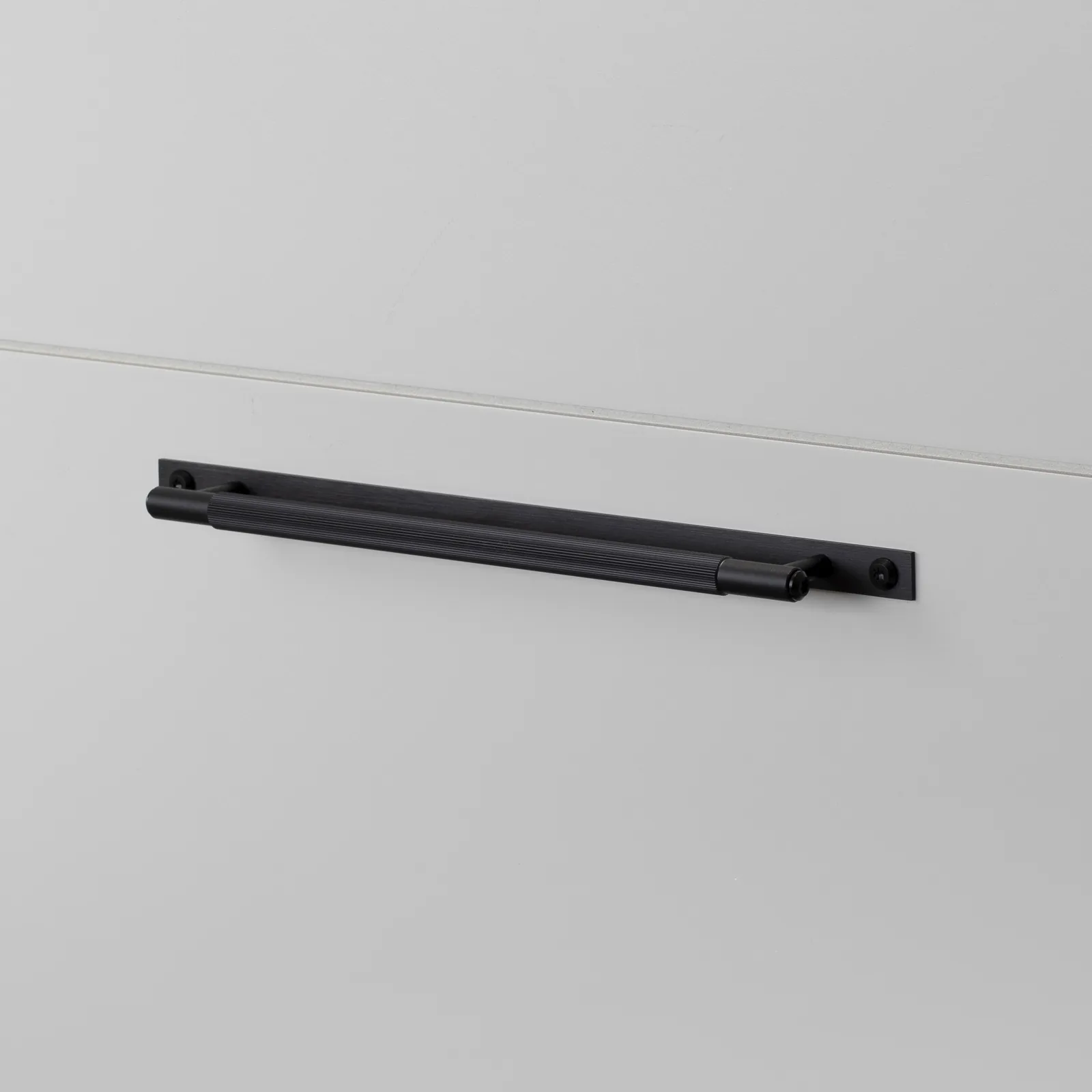 Pull bar, plate, Linear, Medium, Black